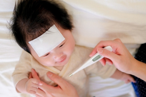Khi bé bị sốt cao mẹ cần phải làm gì?